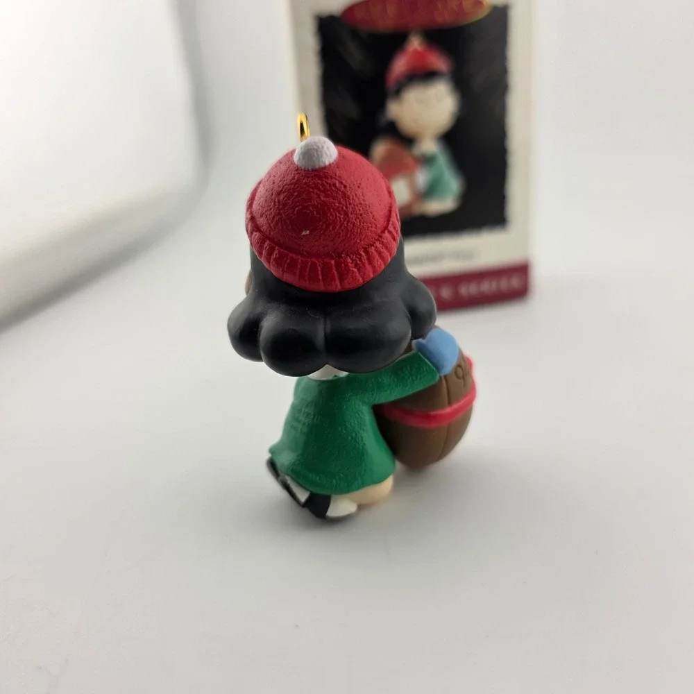 Hallmark Keepsake Ornament Peanuts Lucy Football 1994 Green‎ Red QX520-3